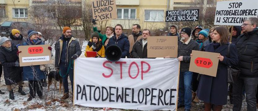 Demonstracja przeciw inwestycji deweloperskiej. Mieszkańcy mówią:  Stop! Jest odpowiedź wojewody