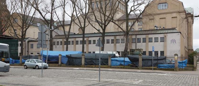 Zabytkowe łodzie rybackie na tyłach muzeum. Od lat przykryte plandekami