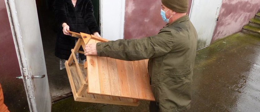 Karmniki dla ptaków od leśników trafiły do przedszkoli