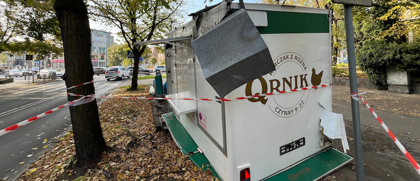 Pijany kierowca staranował budkę z kurczakami  w Szczecinie