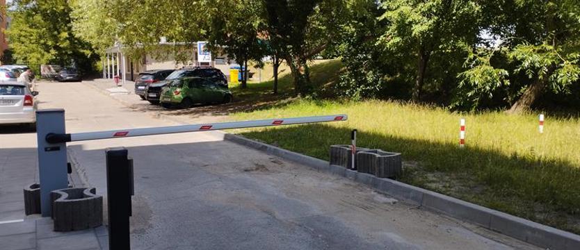 Schorowani przed szlabanem